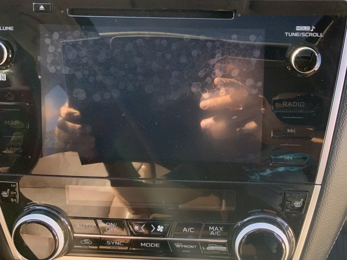 Subaru Outback 8-inch touchscreen with bubbles under the glass